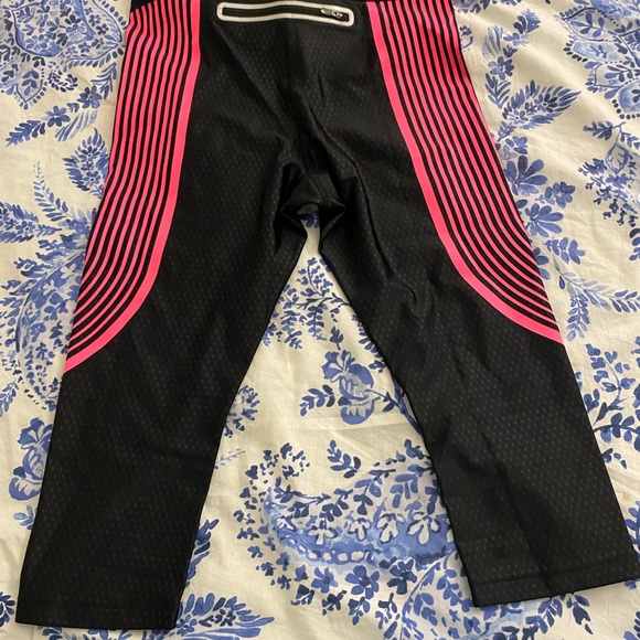 Nike Dri-Fit Capri Leggings - Picture 2 of 3